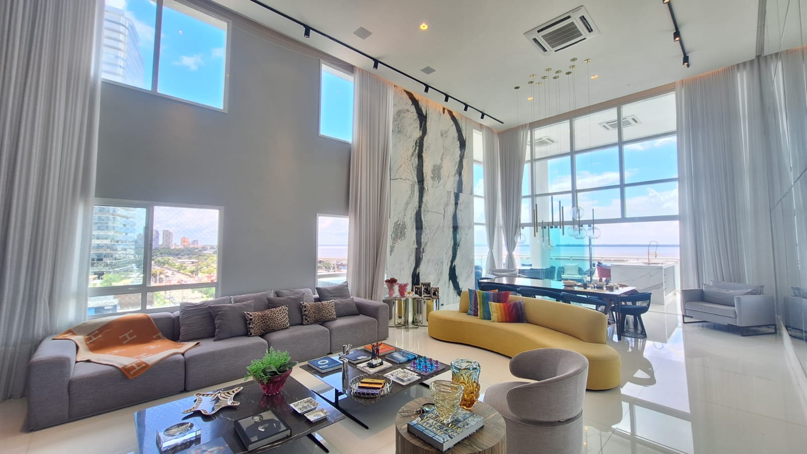 Apartamento para alugar com 4 quartos, 323m² - Foto 2