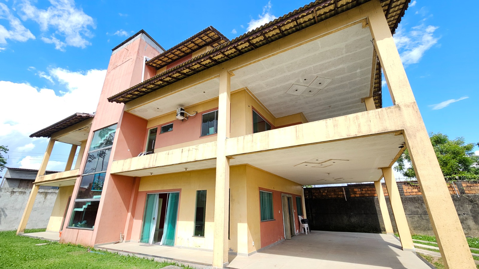 Casa à venda com 4 quartos, 600m² - Foto 2